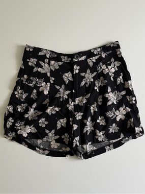 Forever 21 Contemporary Black Floral Shorts - M